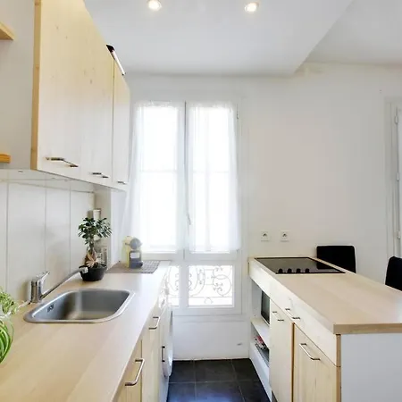 Contemporary, View Of La Defense, Comfort Puteaux